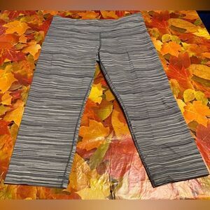 🌺3 for $30🌺UnderArmor Capri Leggings, Gray and White, Size M. (PT08)